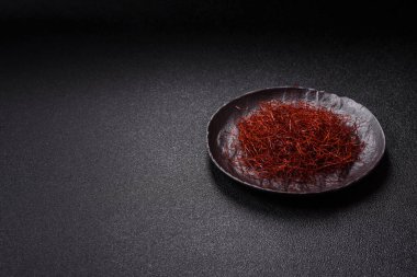 Koyu bir arka planda kırmızı ince acı biber iplikleri. Asya yemeklerini süslemek için