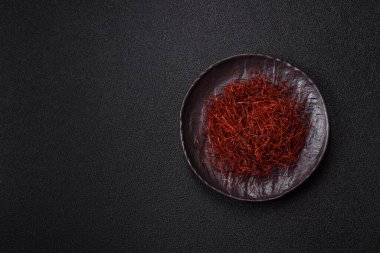 Koyu bir arka planda kırmızı ince acı biber iplikleri. Asya yemeklerini süslemek için