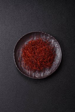 Koyu bir arka planda kırmızı ince acı biber iplikleri. Asya yemeklerini süslemek için