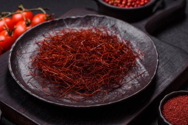 Koyu bir arka planda kırmızı ince acı biber iplikleri. Asya yemeklerini süslemek için