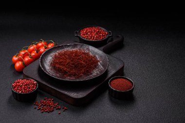 Koyu bir arka planda kırmızı ince acı biber iplikleri. Asya yemeklerini süslemek için