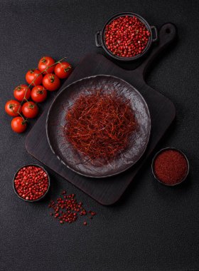 Koyu bir arka planda kırmızı ince acı biber iplikleri. Asya yemeklerini süslemek için