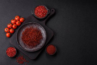 Koyu bir arka planda kırmızı ince acı biber iplikleri. Asya yemeklerini süslemek için