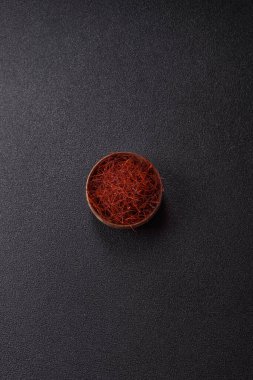 Koyu bir arka planda kırmızı ince acı biber iplikleri. Asya yemeklerini süslemek için