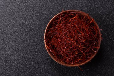 Koyu bir arka planda kırmızı ince acı biber iplikleri. Asya yemeklerini süslemek için