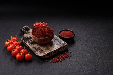 Koyu bir arka planda kırmızı ince acı biber iplikleri. Asya yemeklerini süslemek için