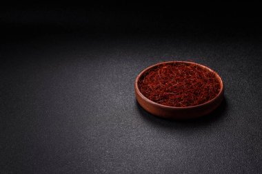 Koyu bir arka planda kırmızı ince acı biber iplikleri. Asya yemeklerini süslemek için