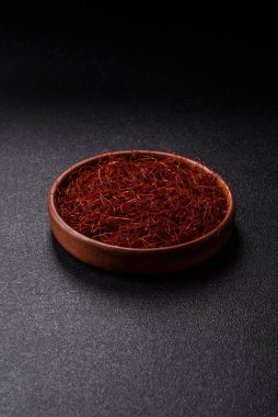 Koyu bir arka planda kırmızı ince acı biber iplikleri. Asya yemeklerini süslemek için