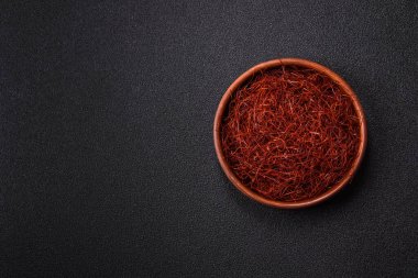 Koyu bir arka planda kırmızı ince acı biber iplikleri. Asya yemeklerini süslemek için