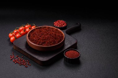 Koyu bir arka planda kırmızı ince acı biber iplikleri. Asya yemeklerini süslemek için