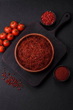 Koyu bir arka planda kırmızı ince acı biber iplikleri. Asya yemeklerini süslemek için