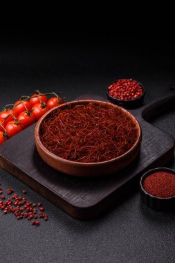 Koyu bir arka planda kırmızı ince acı biber iplikleri. Asya yemeklerini süslemek için