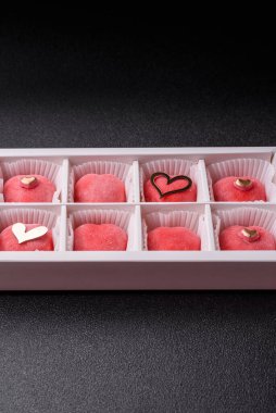 Sevgililer Günü tatili için kırmızı kalp şeklinde lezzetli bir mochi.