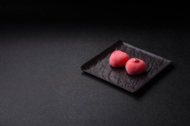 Sevgililer Günü tatili için kırmızı kalp şeklinde lezzetli bir mochi.