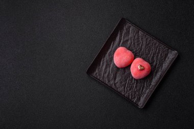 Sevgililer Günü tatili için kırmızı kalp şeklinde lezzetli bir mochi.