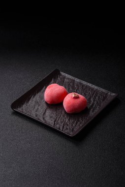 Sevgililer Günü tatili için kırmızı kalp şeklinde lezzetli bir mochi.