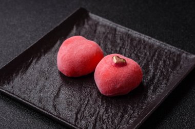 Sevgililer Günü tatili için kırmızı kalp şeklinde lezzetli bir mochi.