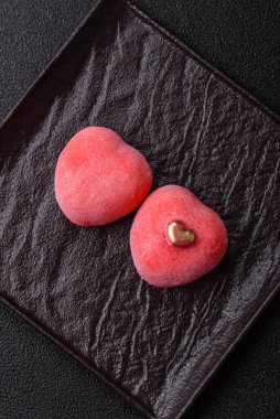 Sevgililer Günü tatili için kırmızı kalp şeklinde lezzetli bir mochi.