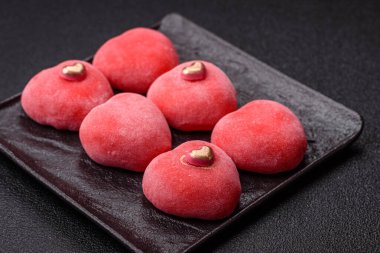 Sevgililer Günü tatili için kırmızı kalp şeklinde lezzetli bir mochi.