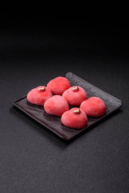 Sevgililer Günü tatili için kırmızı kalp şeklinde lezzetli bir mochi.