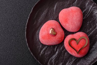 Sevgililer Günü tatili için kırmızı kalp şeklinde lezzetli bir mochi.