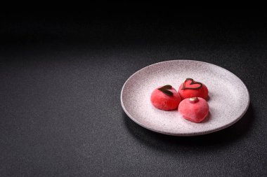 Sevgililer Günü tatili için kırmızı kalp şeklinde lezzetli bir mochi.