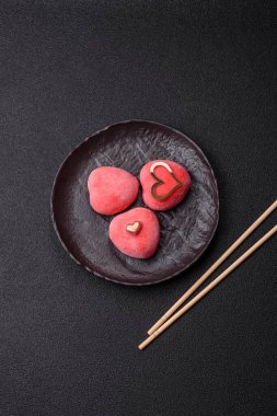 Sevgililer Günü tatili için kırmızı kalp şeklinde lezzetli bir mochi.