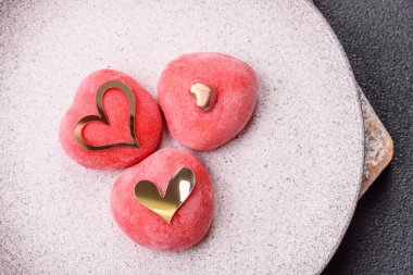 Sevgililer Günü tatili için kırmızı kalp şeklinde lezzetli bir mochi.