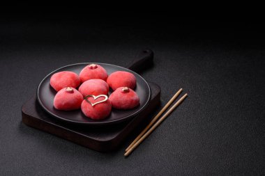 Sevgililer Günü tatili için kırmızı kalp şeklinde lezzetli bir mochi.