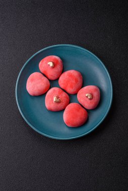 Sevgililer Günü tatili için kırmızı kalp şeklinde lezzetli bir mochi.