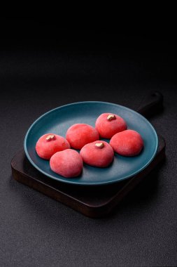 Sevgililer Günü tatili için kırmızı kalp şeklinde lezzetli bir mochi.