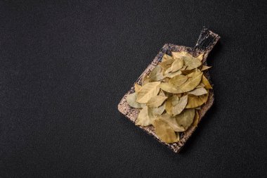 Kurumuş defne yaprakları, baharat, evde pişirmek için baharat. Lezzetli sağlıklı yemek.