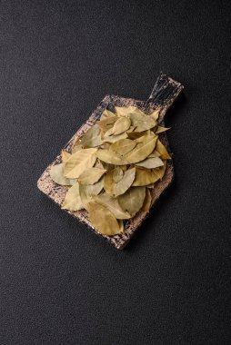 Kurumuş defne yaprakları, baharat, evde pişirmek için baharat. Lezzetli sağlıklı yemek.