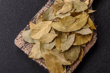 Kurumuş defne yaprakları, baharat, evde pişirmek için baharat. Lezzetli sağlıklı yemek.