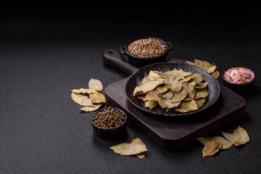 Kurumuş defne yaprakları, baharat, evde pişirmek için baharat. Lezzetli sağlıklı yemek.