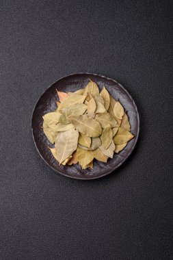 Kurumuş defne yaprakları, baharat, evde pişirmek için baharat. Lezzetli sağlıklı yemek.