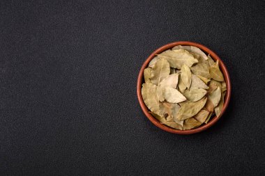 Kurumuş defne yaprakları, baharat, evde pişirmek için baharat. Lezzetli sağlıklı yemek.