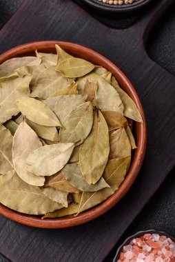 Kurumuş defne yaprakları, baharat, evde pişirmek için baharat. Lezzetli sağlıklı yemek.