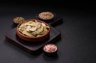 Kurumuş defne yaprakları, baharat, evde pişirmek için baharat. Lezzetli sağlıklı yemek.