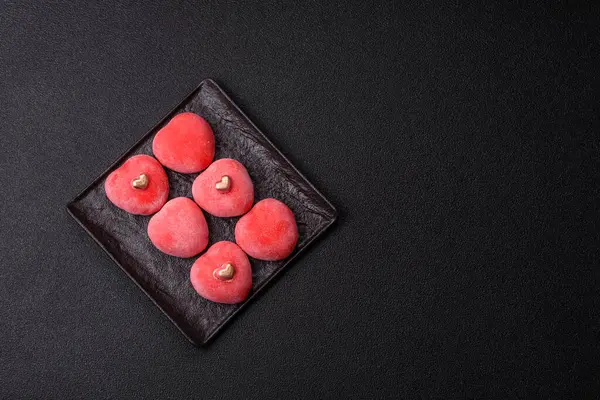 Sevgililer Günü tatili için kırmızı kalp şeklinde lezzetli bir mochi.