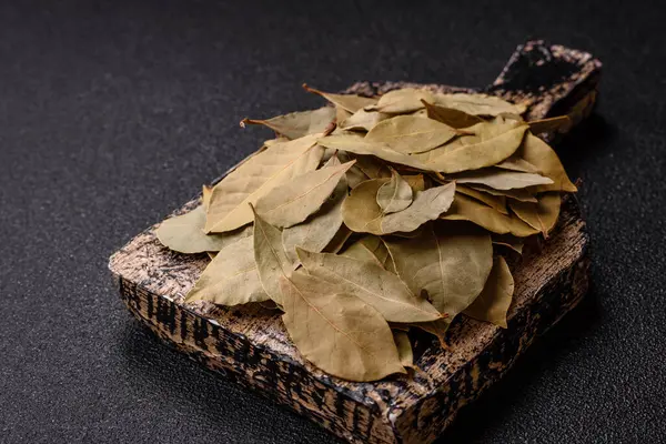 Kurumuş defne yaprakları, baharat, evde pişirmek için baharat. Lezzetli sağlıklı yemek.