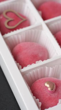 Sevgililer Günü tatili için kırmızı kalp şeklinde lezzetli bir mochi.