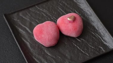 Sevgililer Günü tatili için kırmızı kalp şeklinde lezzetli bir mochi.