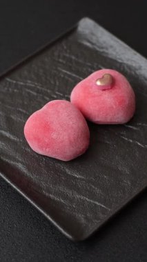 Sevgililer Günü tatili için kırmızı kalp şeklinde lezzetli bir mochi.