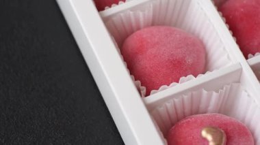 Sevgililer Günü tatili için kırmızı kalp şeklinde lezzetli bir mochi.