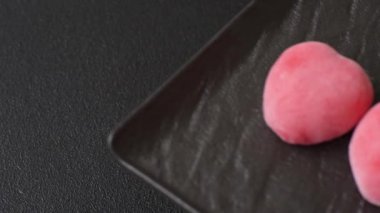 Sevgililer Günü tatili için kırmızı kalp şeklinde lezzetli bir mochi.