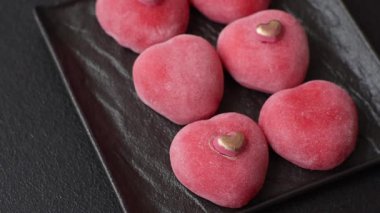 Sevgililer Günü tatili için kırmızı kalp şeklinde lezzetli bir mochi.