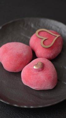 Sevgililer Günü tatili için kırmızı kalp şeklinde lezzetli bir mochi.
