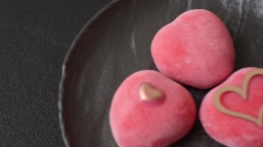 Sevgililer Günü tatili için kırmızı kalp şeklinde lezzetli bir mochi.