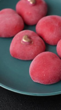 Sevgililer Günü tatili için kırmızı kalp şeklinde lezzetli bir mochi.